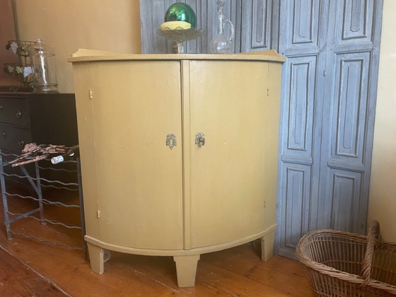 Image 1 of Eckschrank Küchenschrank aus dem 19. Jahrhundert mit gewölbten Türen