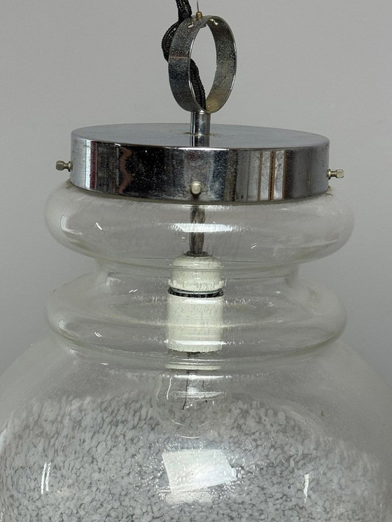 Grande suspension design, verre blanc à motif moucheté et structure chromée, années 1960 – Lampes, Glass (photo 7 of 9)