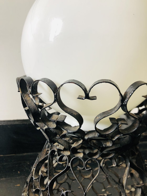 Image 1 of Zwarte smeedijzeren lamp met een handgemaakte witte bol.