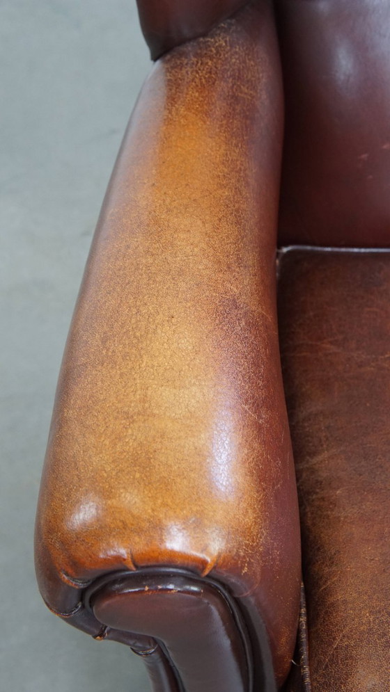 Image 1 of Schapenleren oorfauteuil met een donkere kleurstelling