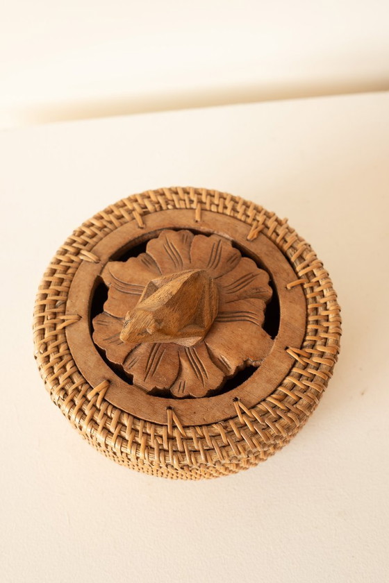 Image 1 of Boîte à bijoux vintage tissée à la main avec couvercle sculpté en bois