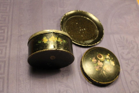 Round box with floral motif, black, Decorative Objects, Metal, Vintage (photo 8 of 10)