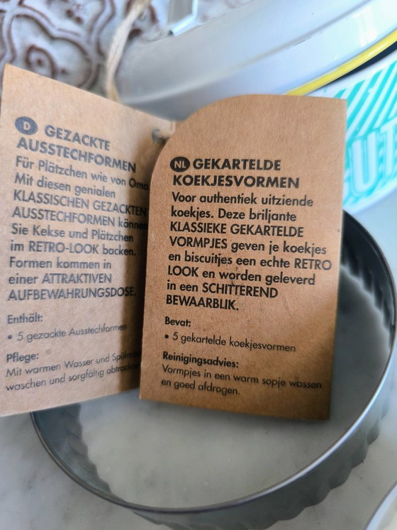 Image 1 of Lata de almacenamiento con 3 moldes para galletas "Jamie Oliver"