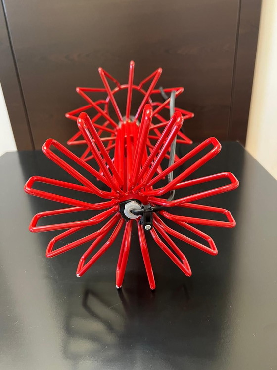 Coppia di piccole Lampade da tavolo italiane rosse, Gabbia in filo Postmoderna anni '90, Metallo, Rosso (foto 8 di 10)