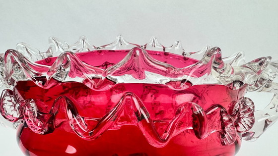 Image 1 of Grande centrotavola in vetro rosso rubino e cristallo applicato, decorato con maschere, XX secolo