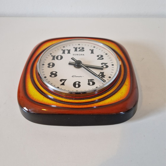 Image 1 of Jaren 70 vintage klok keramieke keukenklok oranje gele klok