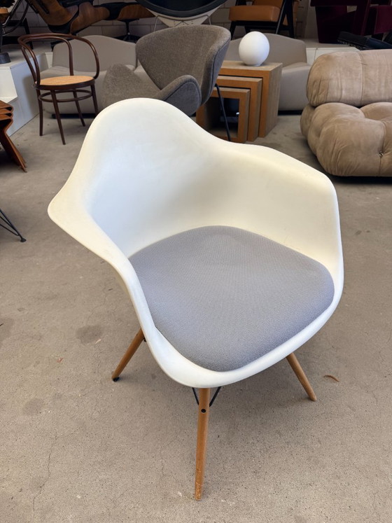 Vitra Eames DAW con cojín incorporado – Sillones, Metal, Plastic (photo 3 of 14)