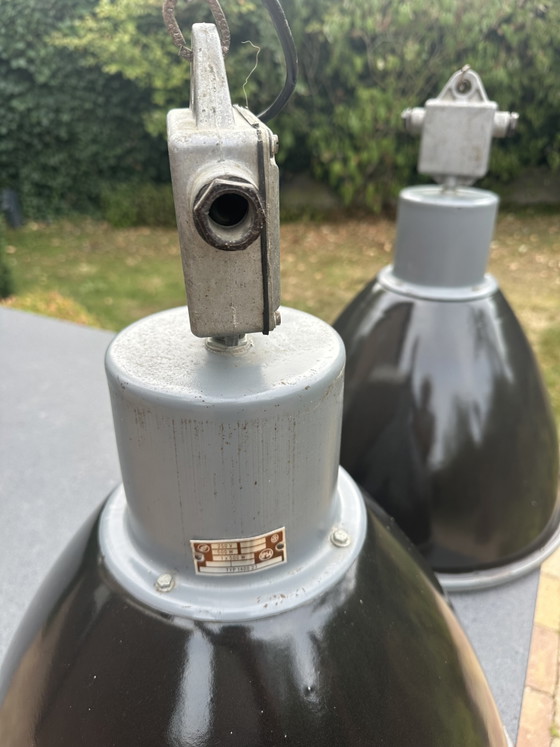 Originale Industrielampen mit mattiertem Glasfuß – Pendelleuchten, Metal (photo 5 of 6)