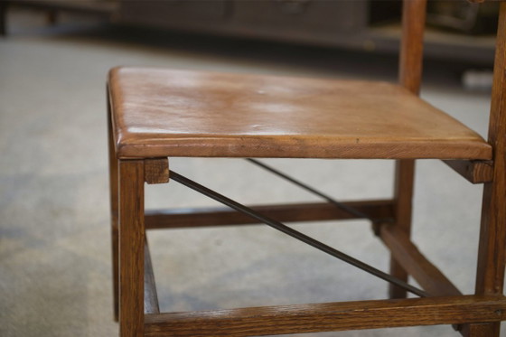 Image 1 of Een paar eikenhouten en lederen stoelen in de stijl van Gerrit Rietveld, jaren 60.
