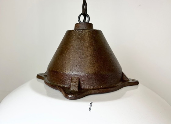 Image 1 of Industrielle Pendelleuchte aus weißem Emaille und Gusseisen, 1960er Jahre