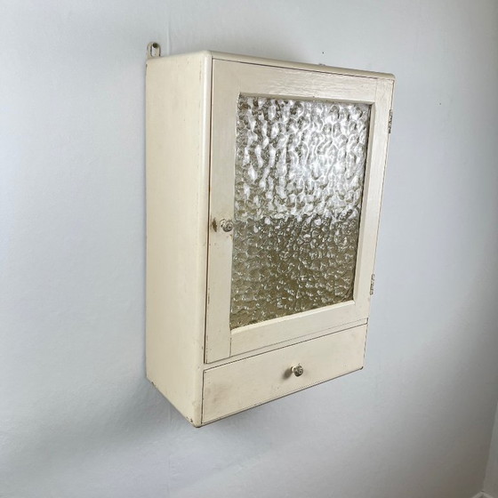 Image 1 of Antieke crèmekleurige medicijnkast, 20e eeuw