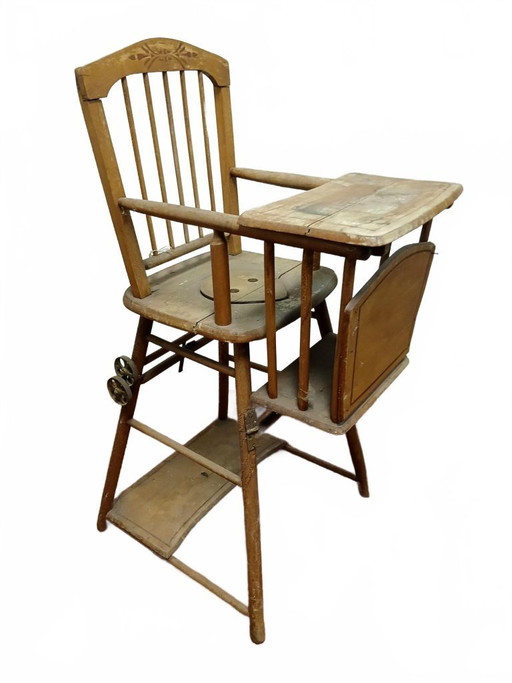 Chaise haute ancienne en bois de la marque Torck