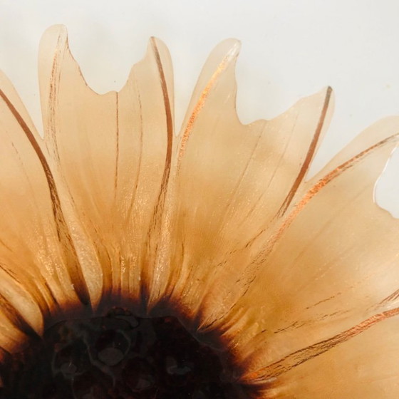 Image 1 of Plato con forma de girasol en vidrio moldeado y prensado, circa 1960.