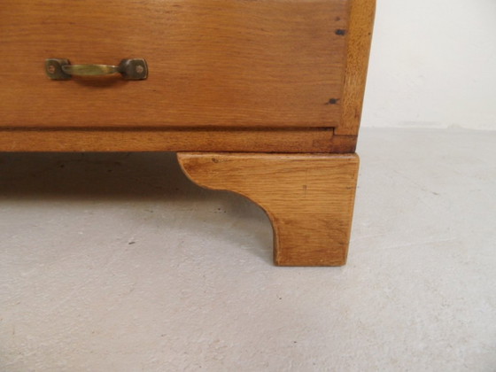 Image 1 of Mostrador antiguo con vitrina de tienda.