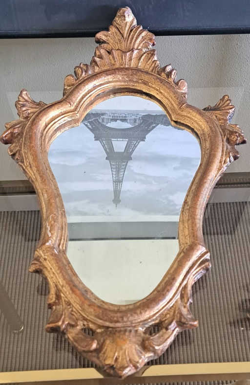 Espejo de pared antiguo de madera con pátina dorada