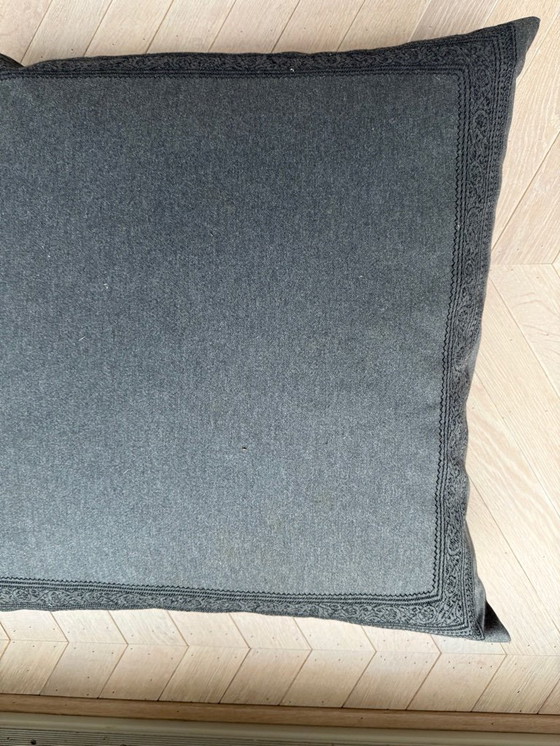 Image 1 of Großes graues Bodenkissen mit schwarzem Paisley-Rand