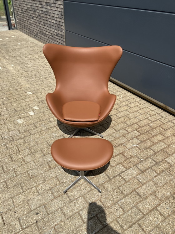 Image 1 of Sillón Egg de Fritz Hansen + Otomana de piel color coñac ¡En perfecto estado!