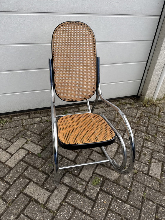 Image 1 of Sedia a dondolo vintage in stile Marcel Breuer con struttura cromata e seduta in vimini.