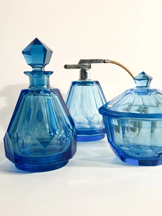 Ensemble de toilette en verre bleu clair des années 1950 – Objets déco, Glass (photo 8 of 9)
