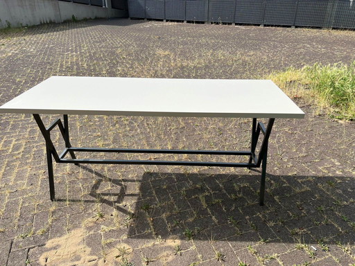 Arbeitstisch/Schreibtisch und passende Couchtische