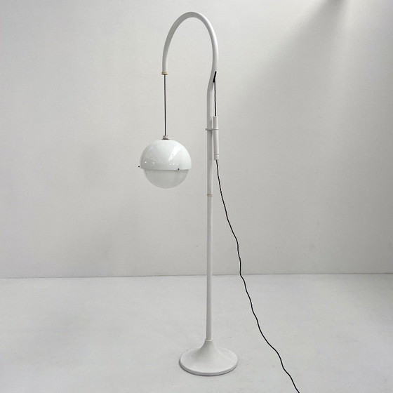 Image 1 of Lampada da terra modello 4055 bianca di Luigi Bandini Buti per Kartell, anni &#39;60
