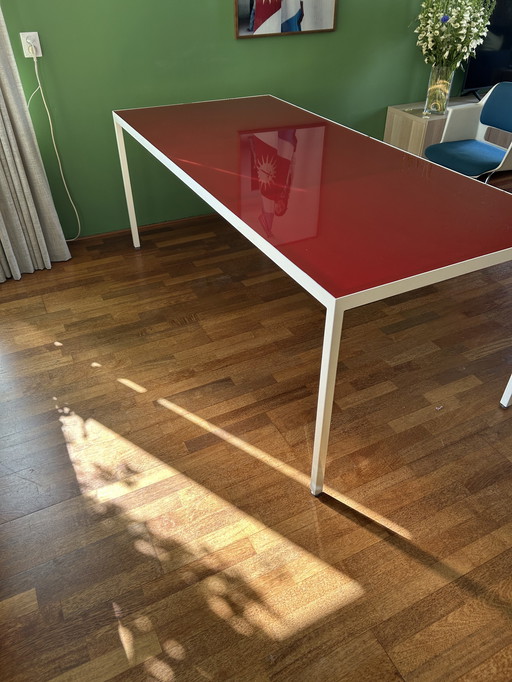 Eettafel met blad van rood glas 