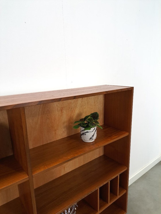 Image 1 of Deens teak vakkenkast met lades en hoge poten, vintage wandkast