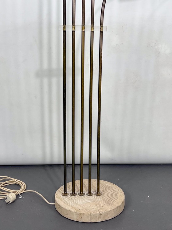 Image 1 of Goffredo Reggiani attribué. Lampadaire en laiton et travertin. Italie, années 1960