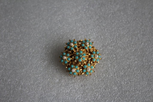 Broche ronde vintage, en métal doré ornée de petites perles vertes et blanches