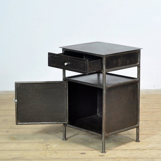 Image 1 of IJzeren nachtkastje, circa 1920