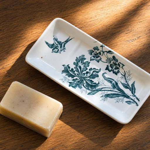 Porte savon français du XIXe siècle terre de fer Moulin des Loups collection à l'oiseau "Orchidées"