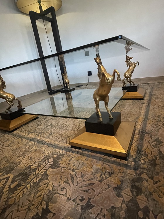 Image 1 of Vintage salontafel met bronzen paarden op stenen pilaren 