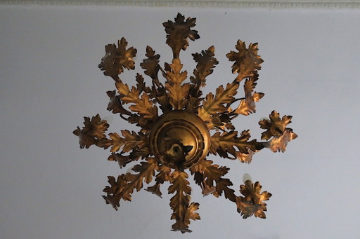 Grande lampadario a 8 luci in lamiera dorata patinata, stile metà secolo, di Hans Kögl, anni '60. (photo 2 of 10)