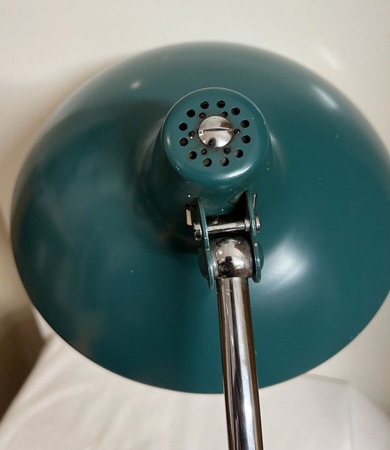 Verstellbare Schreibtischlampe Kaiser Idell Modell 6786 „Hexenhut“ Tischleuchte – Seegrün/Petrol (1950er) (photo 4 of 10)