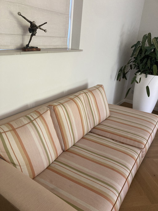 ¡Los dos sofás tipo banco son increíblemente cómodos! Necesitan algunas reparaciones.