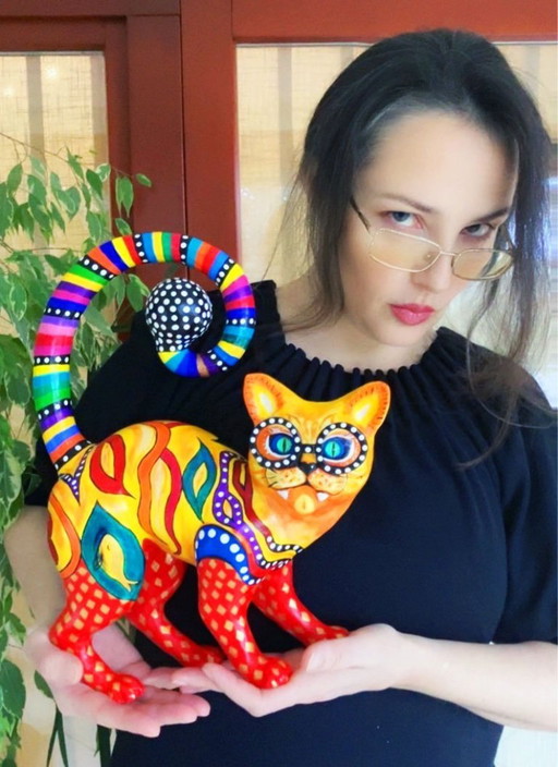 Una bellissima statuina magica a forma di gatto. Realizzata a mano dall'artista.