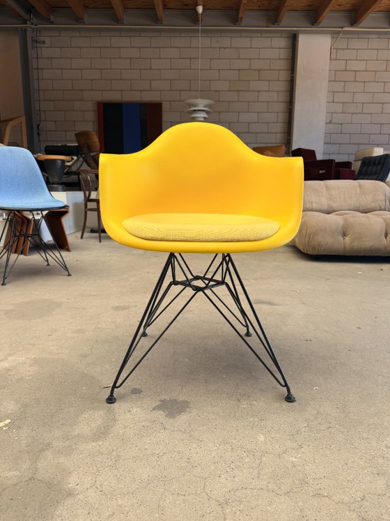Silla Vitra Eames DAR con cojín fijo (Stock: 3) – Sillas de comedor, Metal, Plastic (photo 8 of 15)