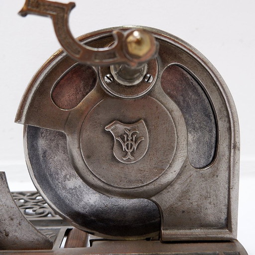 Antiker Aufschnittschneider aus den 1920er-1930er Jahren im Jugendstil