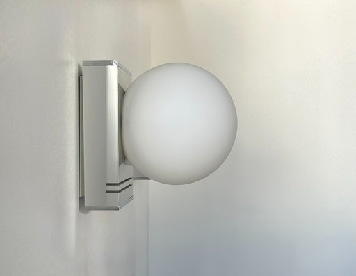 Lampada da parete vintage, cromo e opalina, Francia 1970