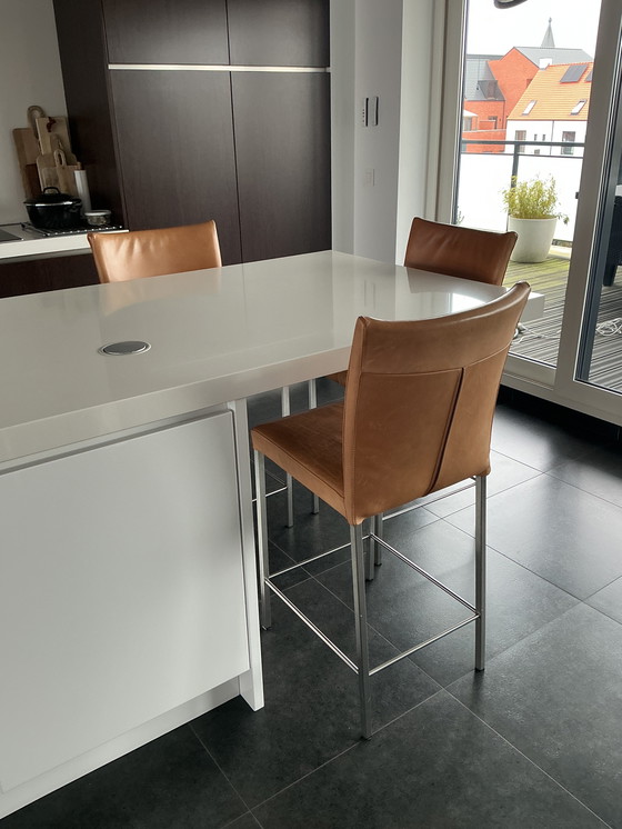 Image 1 of Sala da pranzo completa con 8 sedie in pelle, 3 sgabelli da bar e tavolino da caffè