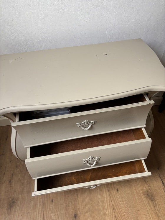 Image 1 of Klassische Kommode in Taupe mit verschnörkelten Formen