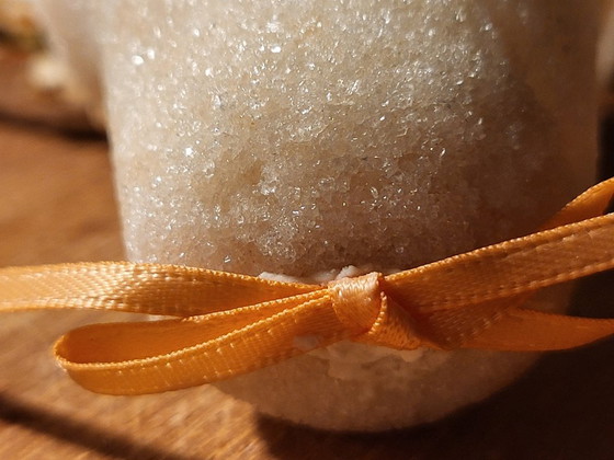Fleurs de Sucre Anglaises sous Cloche en Verre sur Plateau en Bois, Englische Konditoren Zuckerkunst (photo 11 sur 15)