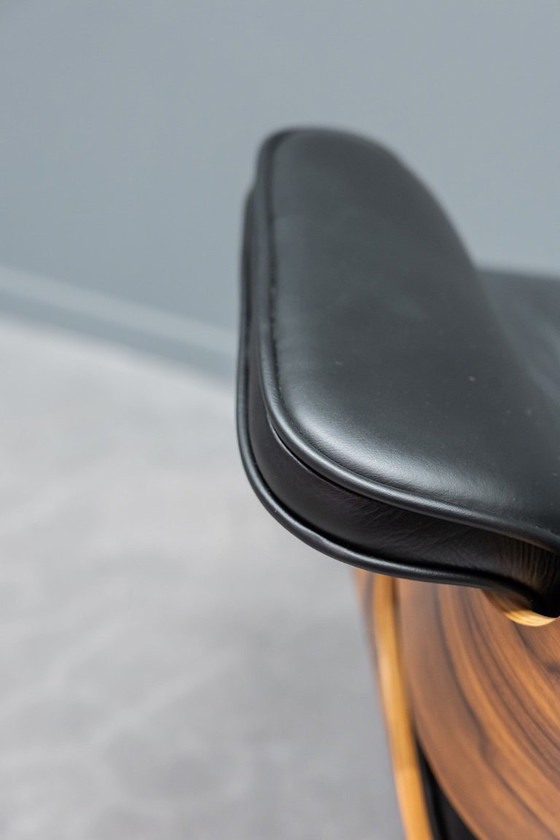 Image 1 of Sillón Eames + otomana