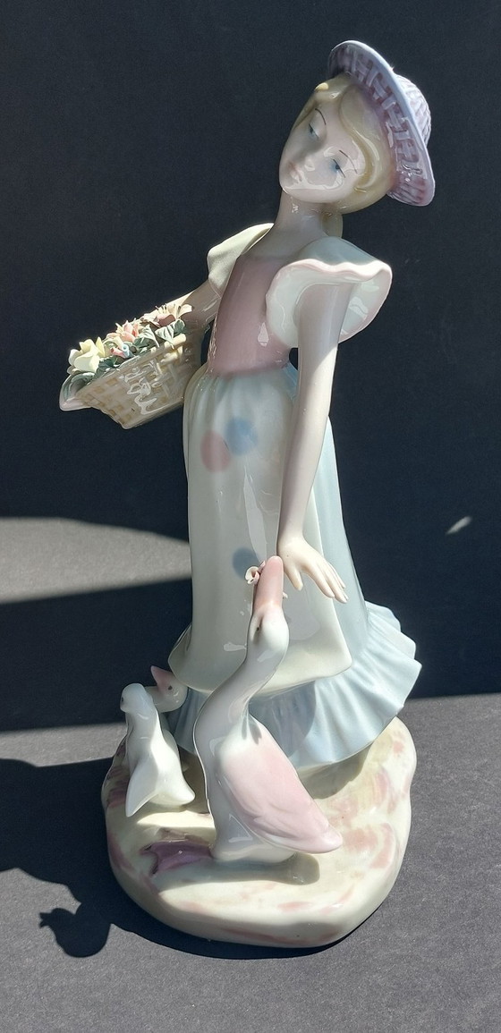 Image 1 of Figurine en porcelaine fine, Mediflor, Valence.