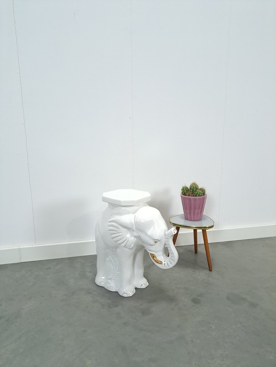 Image 1 of Mesa de planta grande de porcelana blanca y dorada con forma de elefante