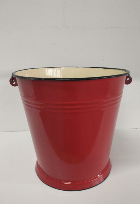 Red enameled bucket with wooden handle, Decorative Objects, Metal, Vintage (photo 6 of 6)