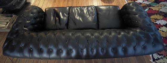 Elegante Chesterfield negro, Sofás de 3 plazas, Cuero (foto 3 de 5)