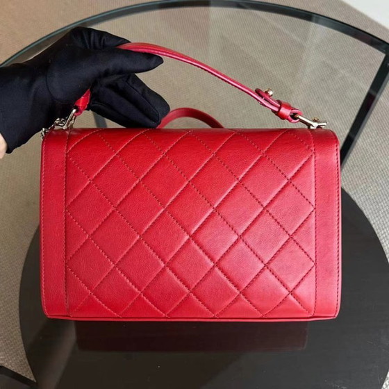 Image 1 of Borsa Chanel Medium Label Click Flap in pelle di vitello trapuntata e martellata, colore rosso, con finiture dorate, serie 24.