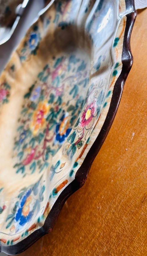 Kleurrijk gedecoreerd kleibord, handbeschilderd.