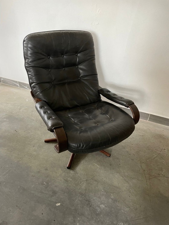 Image 1 of Draaibare loungestoel in Scandinavische stijl, zwart leer, met gebogen houten frame, jaren 70